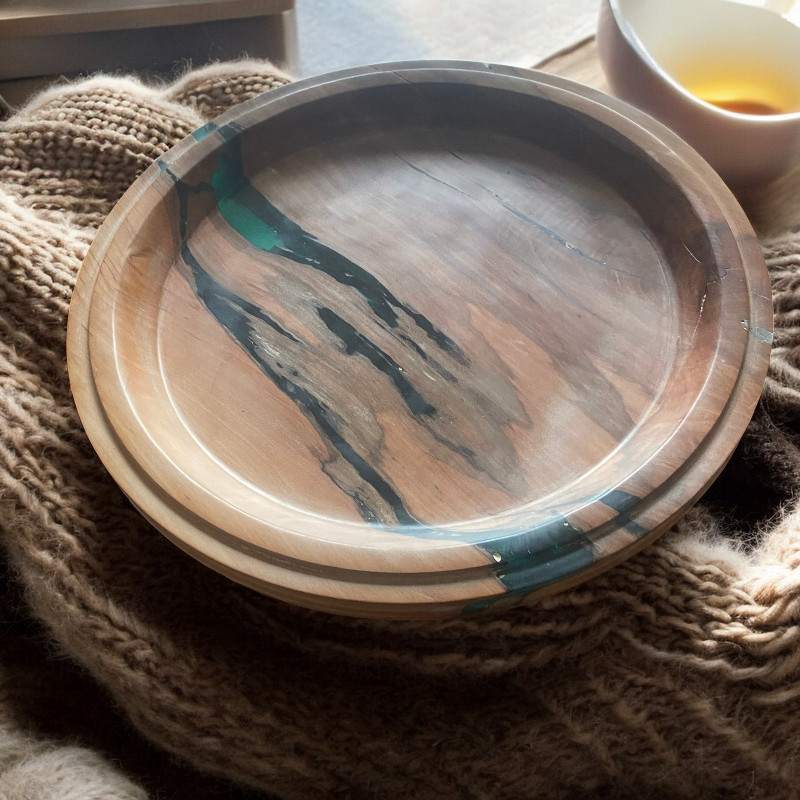 Nussbaumschale mit Epoxdharz